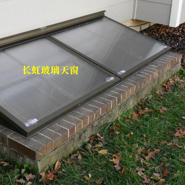 地下室採光井，為了進光和防盜，加高搭建個斜頂玻璃房，明智之舉