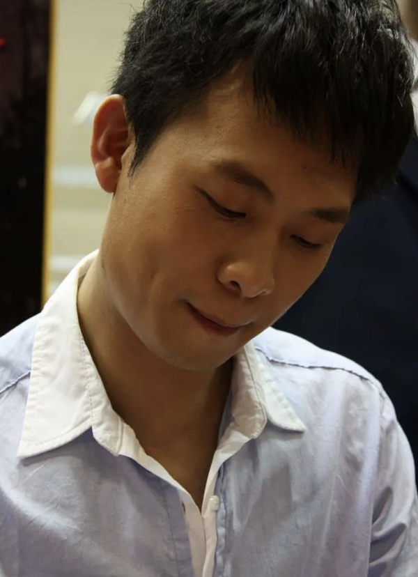 初戀成植物人苦撐10年去世，張譯為何娶了二婚的錢琳琳？