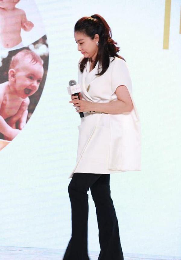 郭晶晶腿細腰粗,全靠氣場贏人,網友:豪門闊太範兒十足 郭晶晶腿細腰粗,全靠氣場贏人,網友:豪門闊太範兒十足