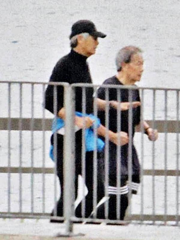 《射鵰英雄傳》演員罕同框，李司棋抗癌成功精神足，劉江笑容慈祥