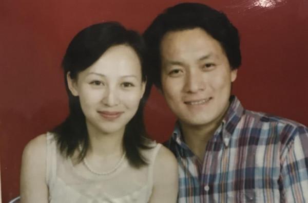 “最美孟婆”嶽麗娜：25歲嫁初戀，被老公捧上位，結婚22年生3子