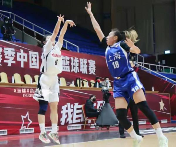 在wcba的一場比賽中，大體協隊員張敬一庫裡附體，投中16記三分球