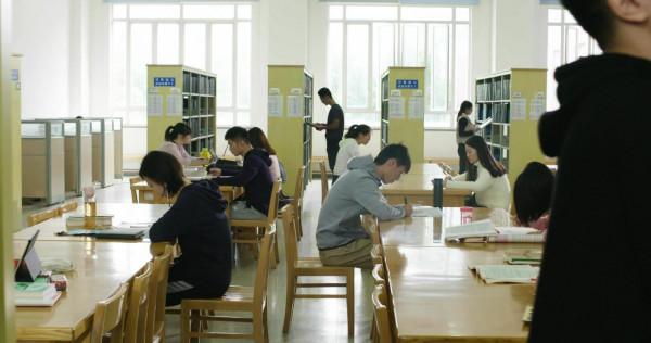 曹曉潔：高考385分無奈上技校，卻被三家跨國公司爭搶，為何？