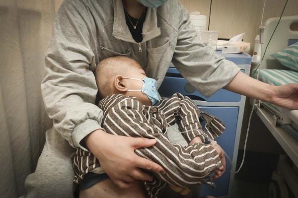 老父親患癌後放棄治療含淚去世，中年父親為救重症兒無助到絕望