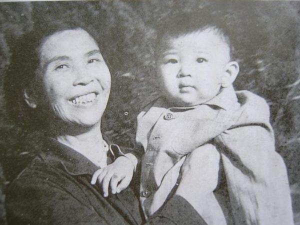 毛主席最愛的外孫，卻一年只能見外公一次，也沒能見主席最後一面