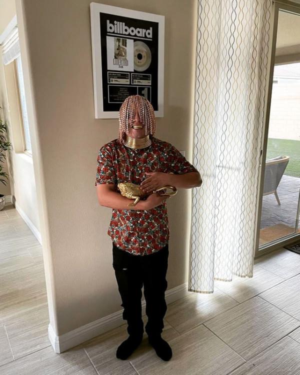 看著都疼!墨西哥說唱歌手將幾十條金鍊植入頭皮打造一頭“金髮” 看著都疼!墨西哥說唱歌手將幾十條金鍊植入頭皮打造一頭“金髮”