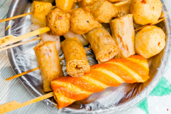 回憶殺！晨光小學對面不到10m²的麻辣燙，竟然開了24年