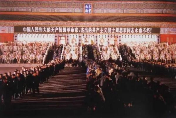 1976年1月8日，敬愛的周總理與世長辭，他一生為國為民，鞠躬盡瘁