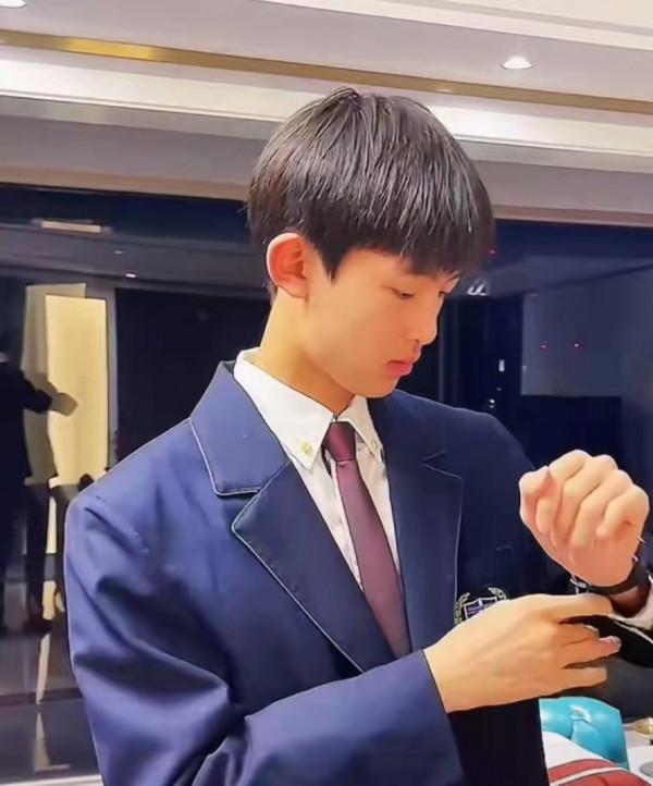 “魯智深”罕曬14歲兒子,身高188時尚帥氣,已簽約公司或將出道 “魯智深”罕曬14歲兒子,身高188時尚帥氣,已簽約公司或將出道