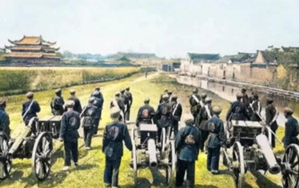 真實清末亂世象，富人縱情享樂，貴族女子纖弱嬌媚，百姓一臉麻木