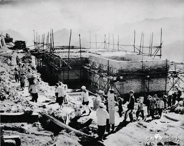 五十年代催人奮進的老照片：毛主席來到十三陵水庫參加義務勞動