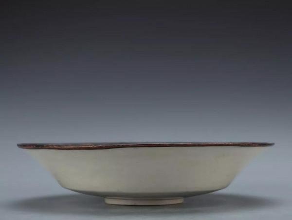 宋代 定窯包銅象紋盤規格：厚5cm 寬21.4cm