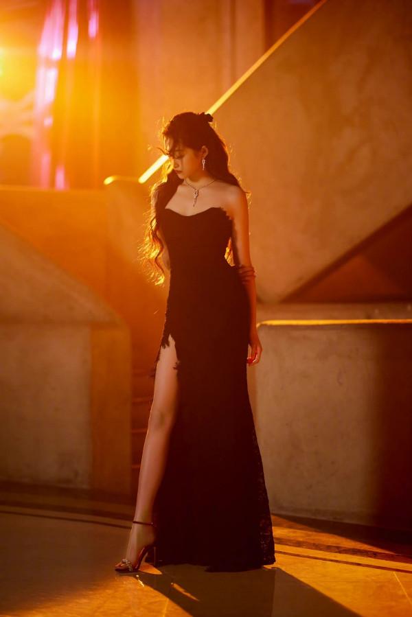 關曉彤今晚徹底美到巔峰！造型開掛又一次驚豔，穿一身黑徹底封神
