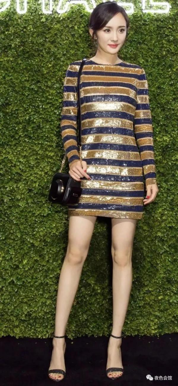 楊冪高跟鞋配短裙,時尚優雅又迷人 楊冪高跟鞋配短裙,時尚優雅又迷人
