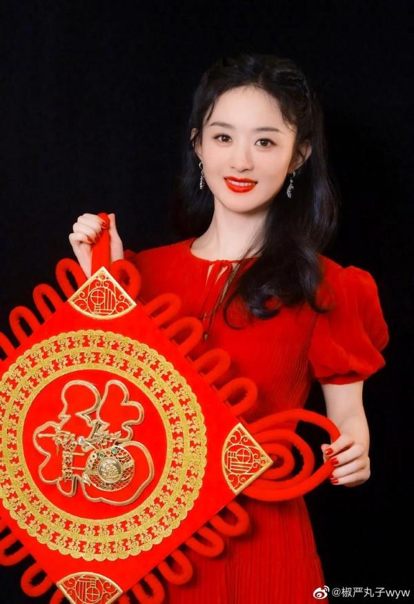 趙麗穎今年竟然做了紅色美甲，對於她來說真的很難得見到美甲