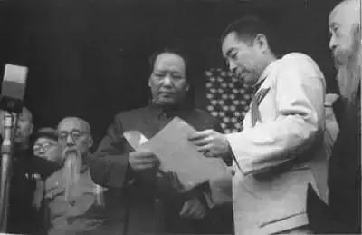 1976年1月8日，敬愛的周總理與世長辭，他一生為國為民，鞠躬盡瘁