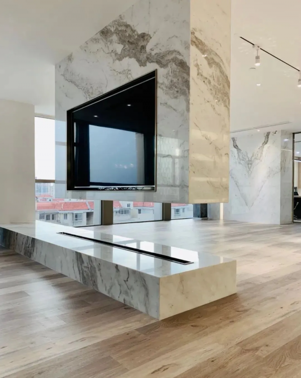 這個裝修想法很有創意，入戶用大理石隔斷做端景牆