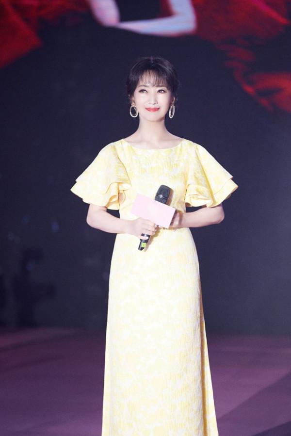 趙雅芝有點“為老不尊”了，這麼大歲數了穿得還挺精緻，太美了