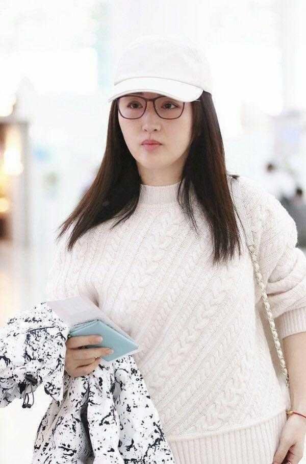 楊鈺瑩機場照曝光,毛衣配闊腿褲雖穿得普通,但面板狀態是真的好 楊鈺瑩機場照曝光,毛衣配闊腿褲雖穿得普通,但面板狀態是真的好