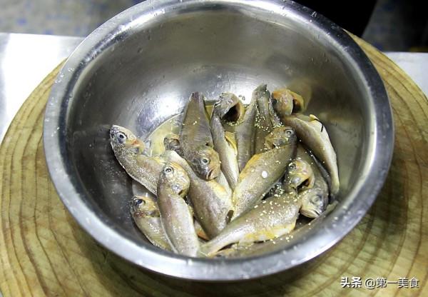 焦燒小黃魚,先炸再煨更入味,魚肉香酥味道鮮,連魚骨都能嚼著吃 焦燒小黃魚,先炸再煨更入味,魚肉香酥味道鮮,連魚骨都能嚼著吃