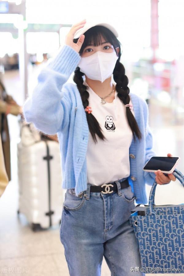 街拍:賴美雲藍色針織開衫+喇叭牛仔褲+印花手提包+腰帶可愛減齡 街拍:賴美雲藍色針織開衫+喇叭牛仔褲+印花手提包+腰帶可愛減齡