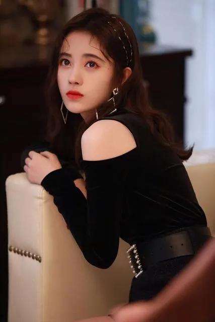 4千年難得一見的美女鞠婧禕，疑似花4千萬整容變臉，真假拭目以待