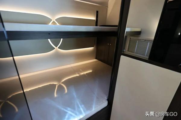 這臺房車有5種充電方式，車內電器語音控制，衛生間也是乾溼分離