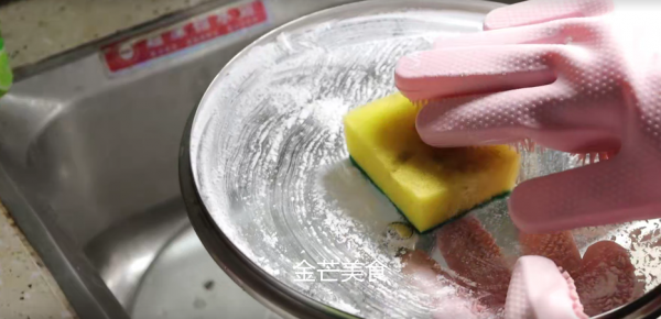 鍋蓋油汙太髒不用怕，無需洗潔精和洗滌劑，學會這招油垢不再出現