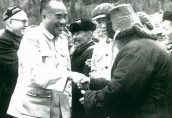 1950年，在一地主家搜出一張欠條，落款是朱德，朱德：讓他來北京