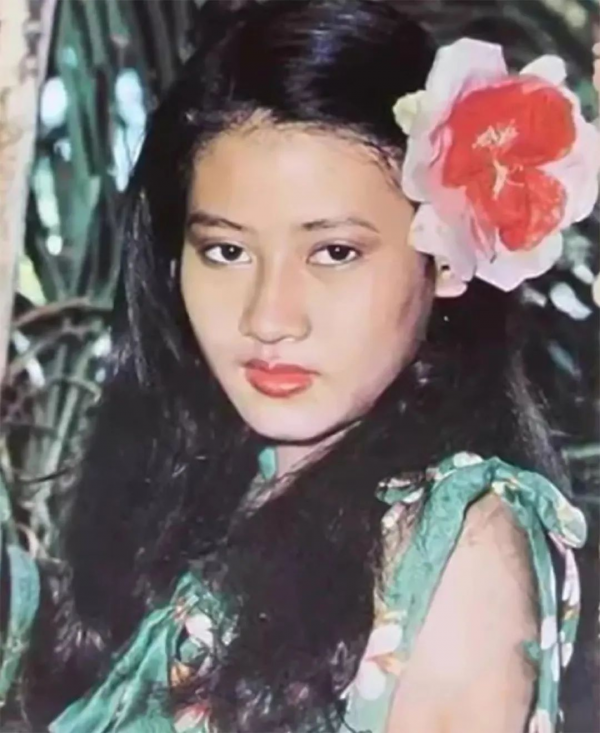 泰國二王妃成宮鬥贏家:4個兒子都比提幫功成才,穿紅裙戴大金錶 泰國二王妃成宮鬥贏家:4個兒子都比提幫功成才,穿紅裙戴大金錶