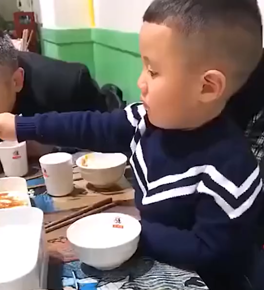 簡單粗暴有效!河南一熊孩子亂濺火鍋湯水,家長立馬教育獲贊 簡單粗暴有效!河南一熊孩子亂濺火鍋湯水,家長立馬教育獲贊