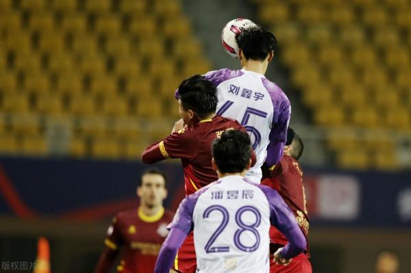 4比0！中甲保級隊創奇蹟，1米97空霸建功，李霄鵬要的高中鋒來了