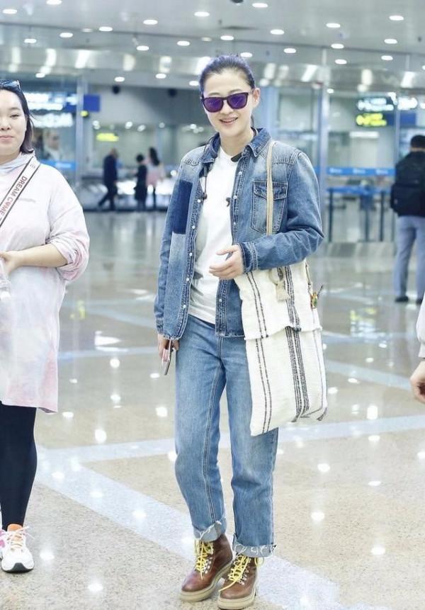 梅婷天生好氣質，一身牛仔衣現身機場，44歲還這麼漂亮