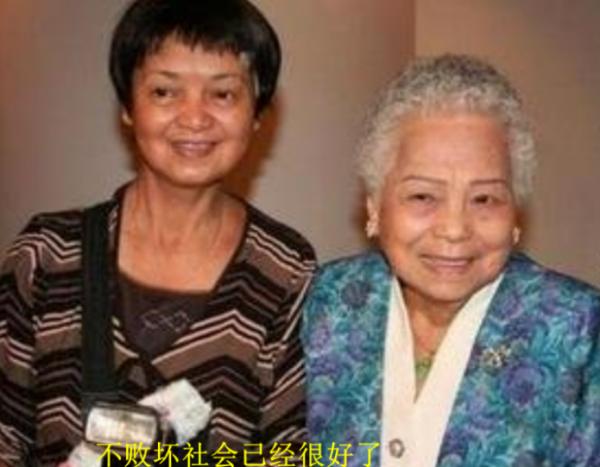 為慈善裸捐56億，66歲無兒無女，“賭神”周潤發憑什麼火了41年？