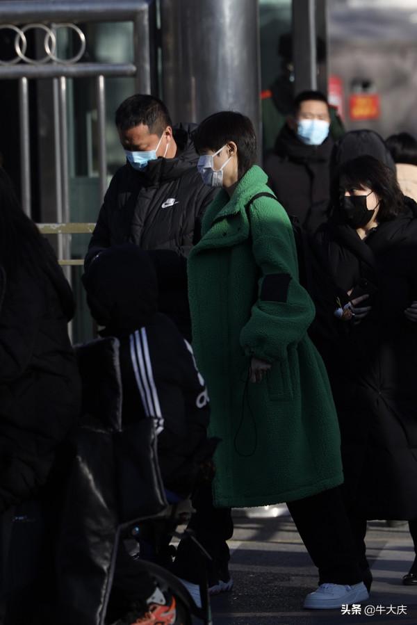 2022春晚第四次大聯排路透 李宇春身穿綠色大衣格外搶眼