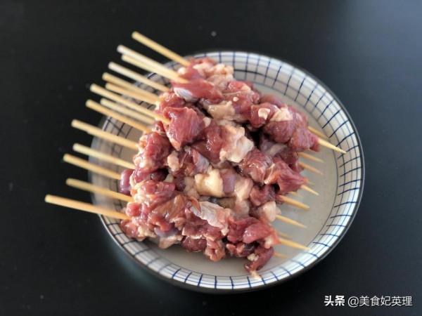 想吃烤串出不去?自己在家做!1斤肉15串大肉塊超過癮,省錢好吃 想吃烤串出不去?自己在家做!1斤肉15串大肉塊超過癮,省錢好吃