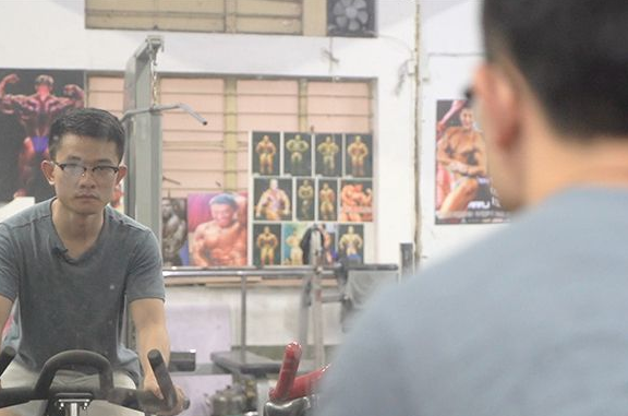 小夥得了怪病，醫生看不出病因，為自救考醫科大學後找到治療方法