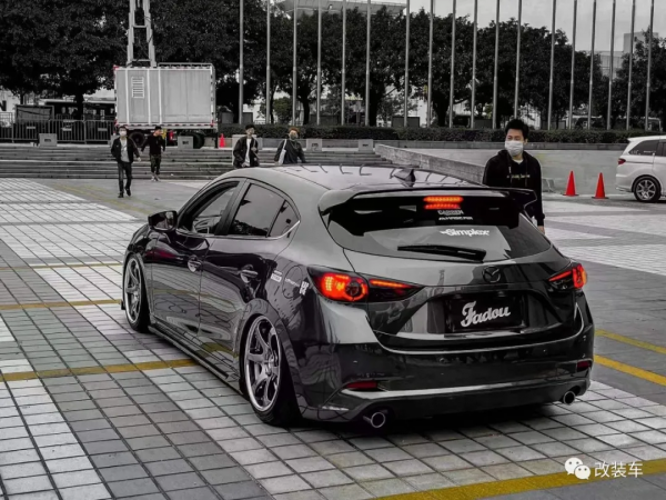 姿態風兩廂馬自達昂克賽拉，趴在地上的&quot&semi;鋼炮&quot&semi;也能很帥