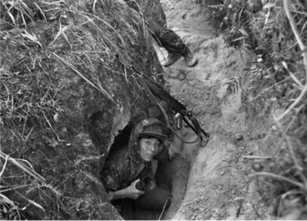 他曾在貓耳洞內彈琵琶,戰死前一個月父親去世,留下寡母哭瞎雙眼 他曾在貓耳洞內彈琵琶,戰死前一個月父親去世,留下寡母哭瞎雙眼