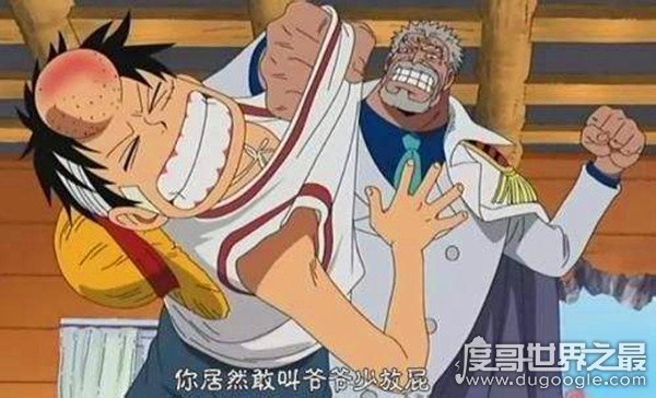 初代海賊王洛克斯，兩皇曾是他的手下(紅髮是他兒子)