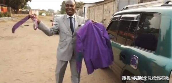 非洲貧民窟的“精美男人”，打工兩年只為買一雙皮鞋，妻兒靠吃葉子當主食