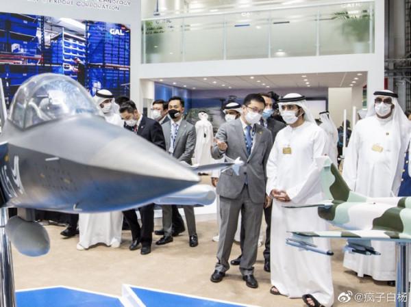 中航工業亮相迪拜航展!俄巨幅廣告牌當背景,大批精確武器看花眼 中航工業亮相迪拜航展!俄巨幅廣告牌當背景,大批精確武器看花眼