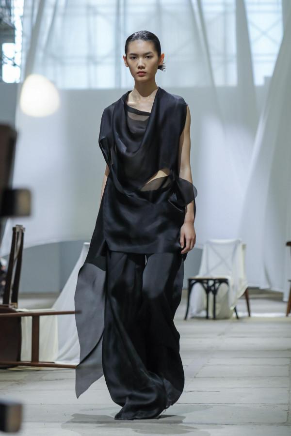 在光影輪轉間，思考獨處丨上海時裝週