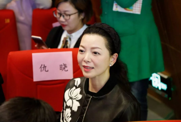 52歲仇曉在小店吃粉，面板白皙裝扮像大媽，嫁豪門後生活樸實低調