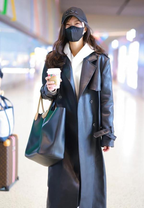 文詠珊也太適合長皮衣了,配衛衣挺減齡的,身材修長高挑真養眼 文詠珊也太適合長皮衣了,配衛衣挺減齡的,身材修長高挑真養眼