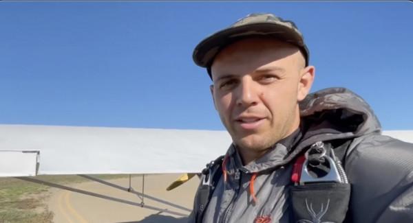 美國網紅開飛機灑朋友骨灰中途墜機？疑點太多被群噴：擺拍