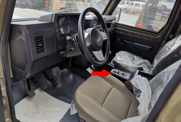 北京212三門版實車曝光，2+2座椅佈局，側開式後尾門