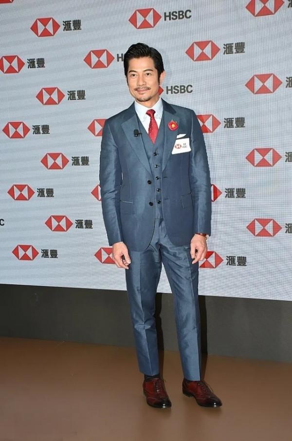 56歲郭富城“不服老”，西裝造型時髦帥氣，和34歲的妻子很般配