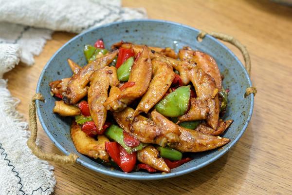 追劇零食，滑嫩解饞的辣椒炒雞翅尖，只要幾滴油營養美味不油膩
