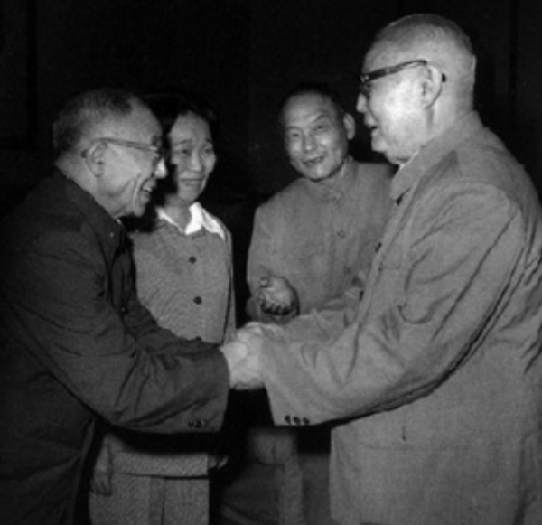 1984年“八一”為何不舉行慶祝活動？人民大會堂準備追悼會和花圈